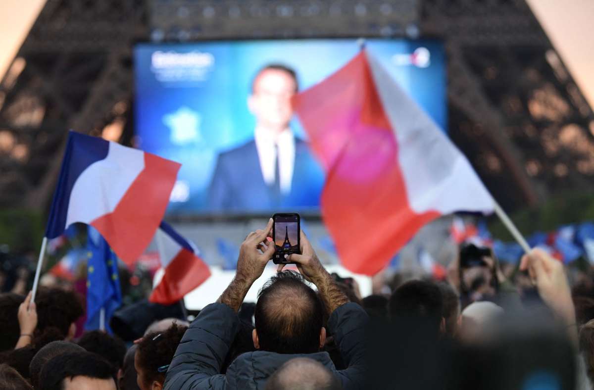 Feierlaune unter dem Eiffelturm: Anhänger von Emmanuel Macron feiern seinen Wahlsieg.