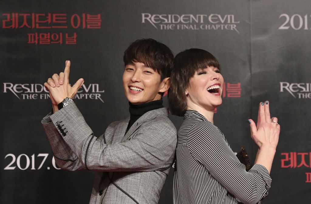 Schauspielerin und Model Milla Jovovich amüsierte sich schon vor der Pressekonferenz in Seoul prächtig mit Schauspielkollege Lee Joon Gi.