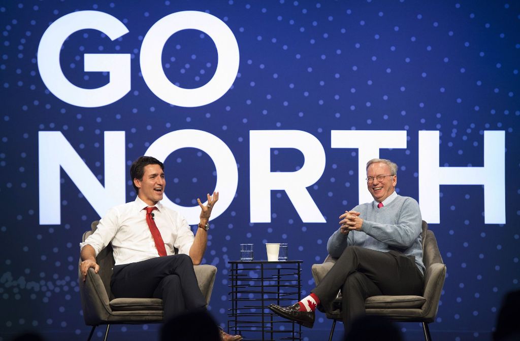 Kanadas Premier Justin Trudeau (links) amüsiert sich mit Alphabet-Chef Eric Schmidt auf der Google-Go-North-Konferenz in Toronto. Nun hat Schmidt eingekündigt, gegen den die offensichtliche russische Beeinflussung der Netzwerke vorzugehen.
