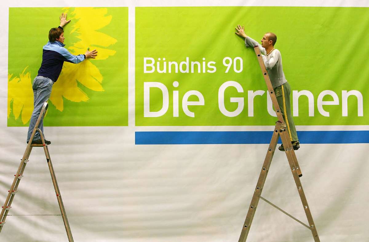Die Grünen, hier selbst plakatierend, haben Anzeige gegen die geschmacklosen Wahlplakate der Partei „Der III. Weg“ erstattet. (Archivbild) Foto: dpa/A3250 Oliver Berg