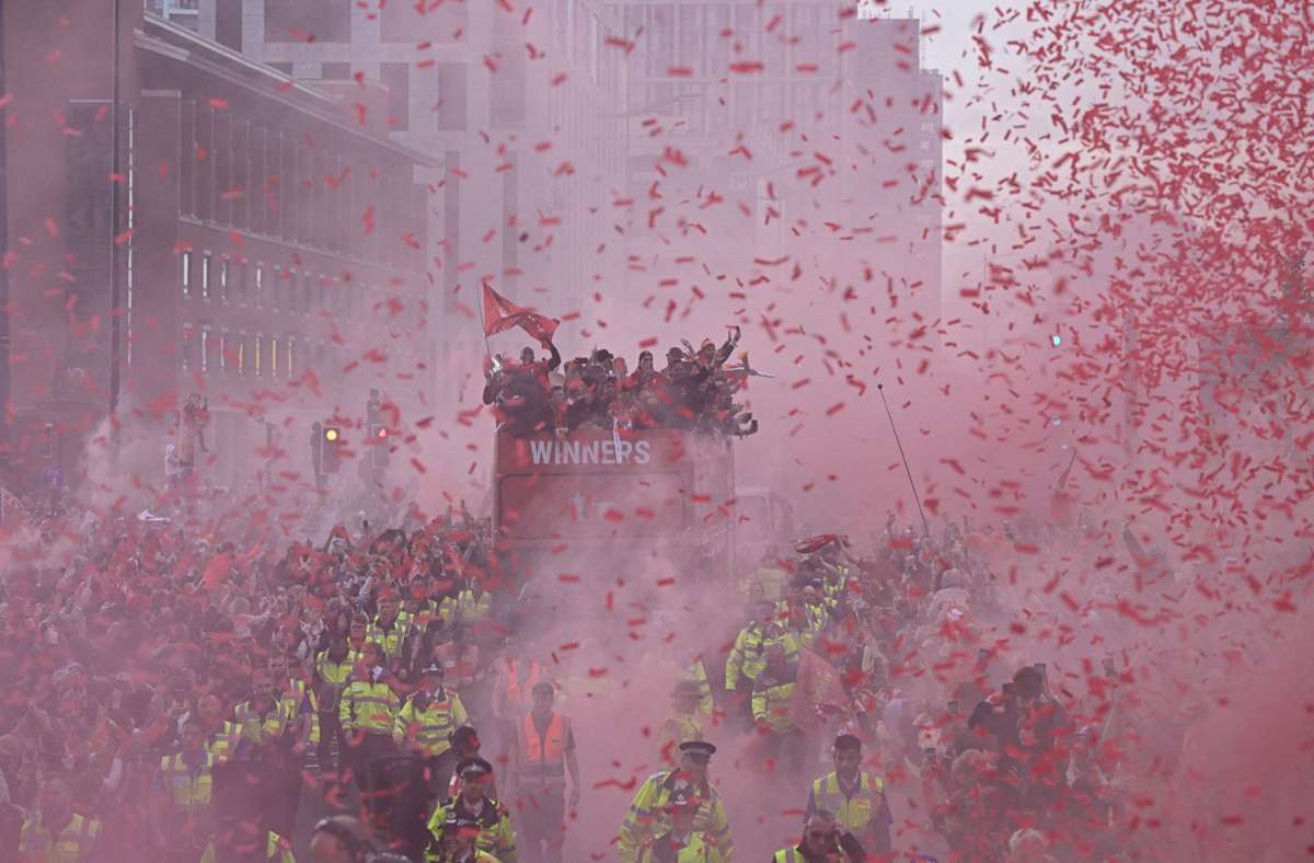Der FC Liverpool bei der Parade durch die Stadt.