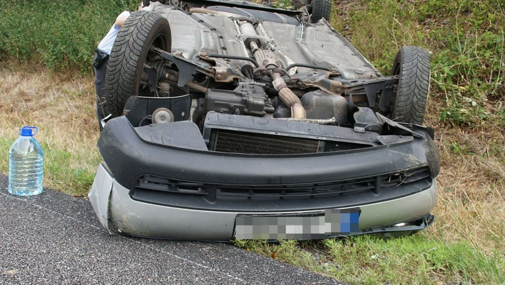 Unfall auf A8: Auto überschlägt sich – Zwei Menschen schwer verletzt