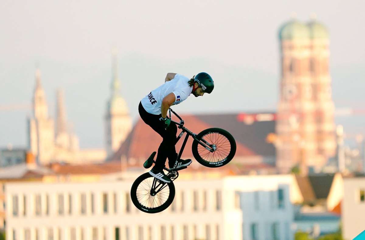 Beeindruckendes Motiv: BMX-Freestyler über den Dächern Münchens – und vor der Frauenkirche.