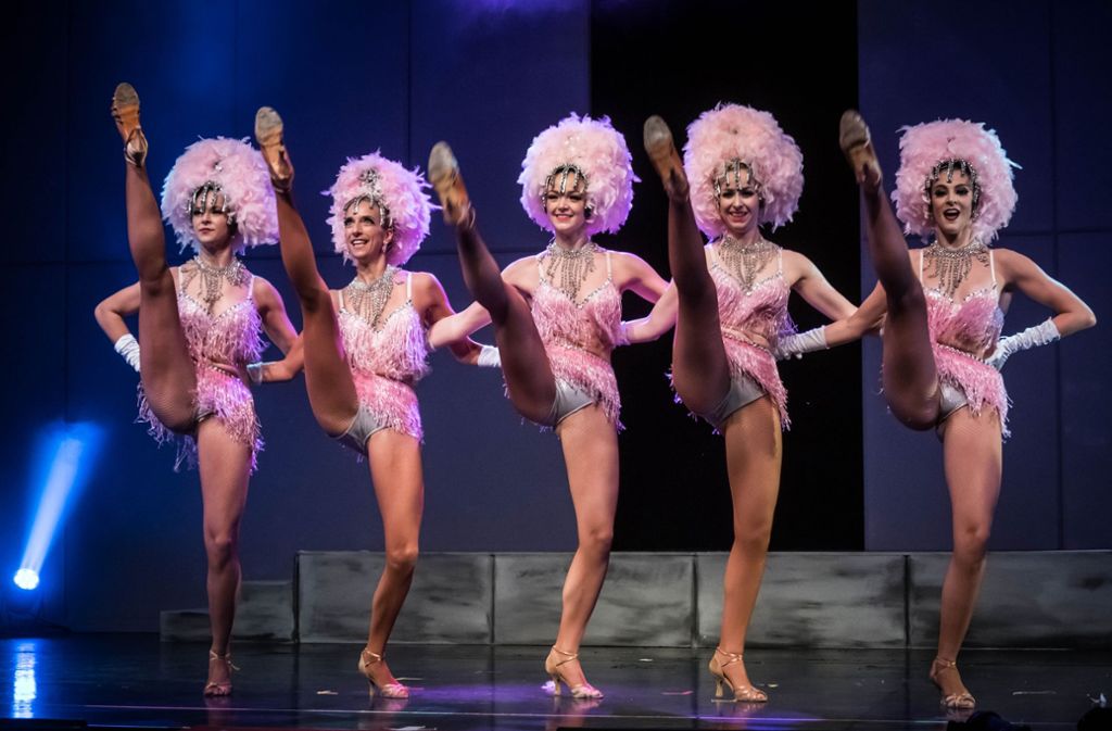 Hoch das Bein! Die Las Vegas Showgirls (aus Großbritannien) geben der neuen Show „Grand Revue“ im Friedrichsbau Varieté den Rahmen.