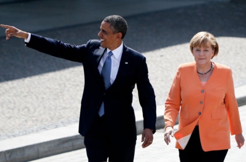 Angela Merkel empfängt ihren Gast Barack Obama mit Küsschen links und Küsschen rechts.