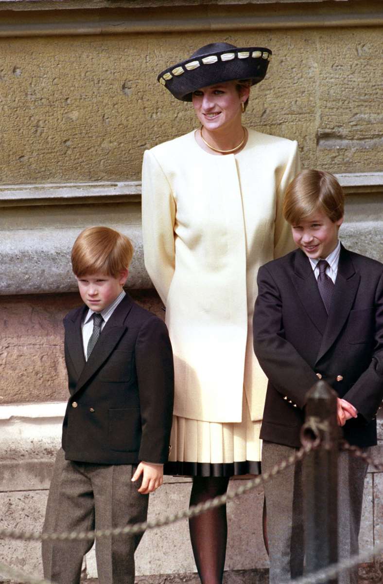 1992: Prinzessin Diana mit ihren Söhnen William (rechts) und Harry