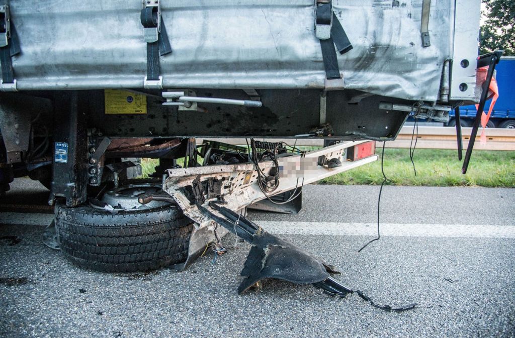 Laut Polizeibericht hatte der Lkw-Fahrer seinen Sattelschlepper vor der Einfahrt eines Parkplatzes verlangsamt.