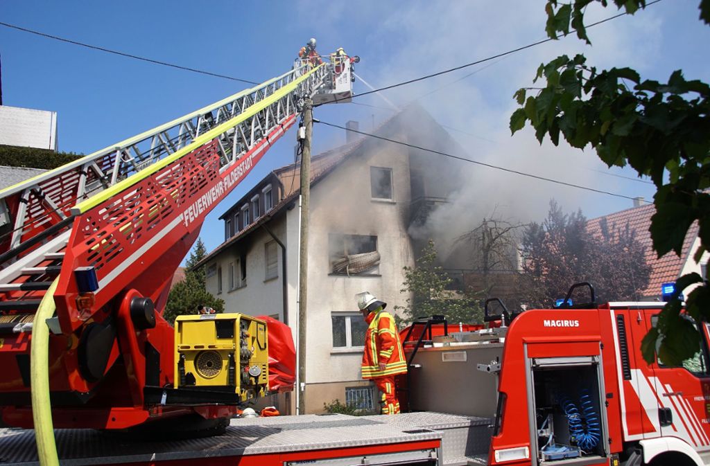 In Bernhausen hat am Sonntag ein Mehrfamilienhaus gebrannt. Foto: SDMG