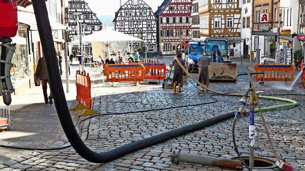Bauarbeiten am Leonberger Marktplatz: Auch die letzten Steine werden verfugt