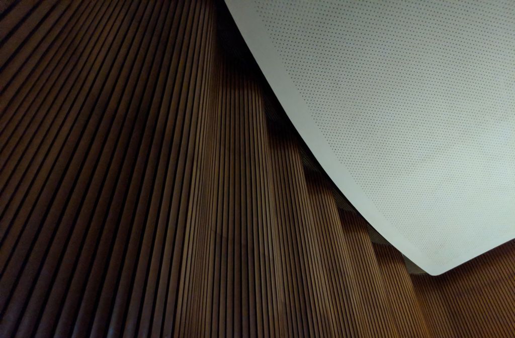 Der Sendesaal bekommt durch die geschwungenen Holzwände und die Decke seine besondere Akustik.