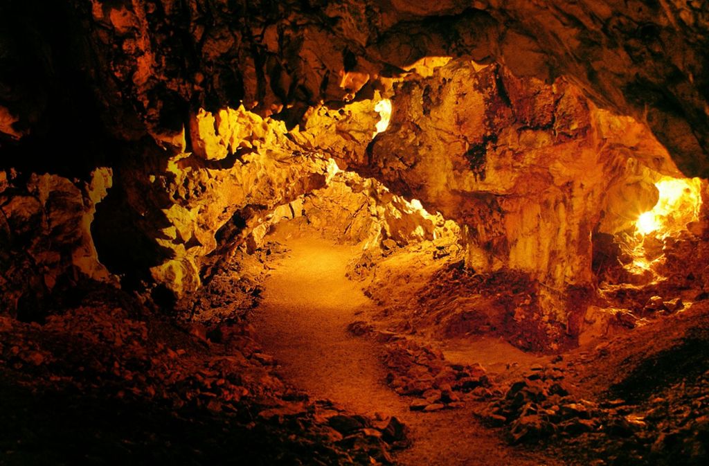Eine geheimnisvolle und mystische Atmosphäre fängt die Besucher der Höhle ein, wenn sie deren große Halle betreten.