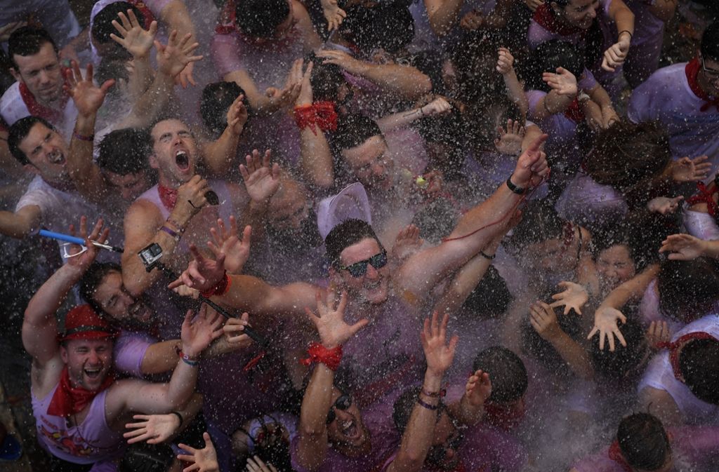 Unzählige Menschen versammel sich zur Feier des „Sanfermines“-Fest in der nordspanischen Stadt Pamplona.