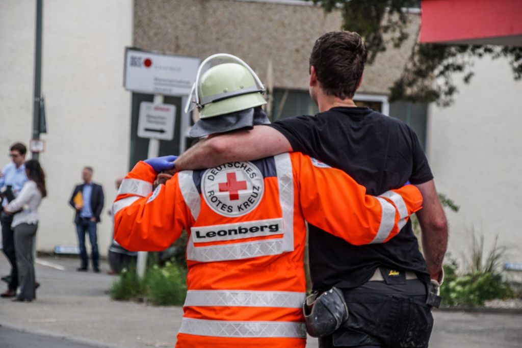 Die Helfer des DRK Weissach-Flacht kümmern sich um die Verletzten.