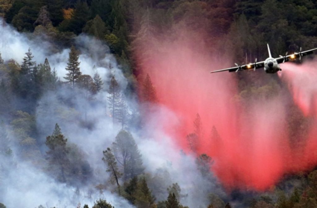 Auch aus der Luft werden die Waldbrände bekämpft