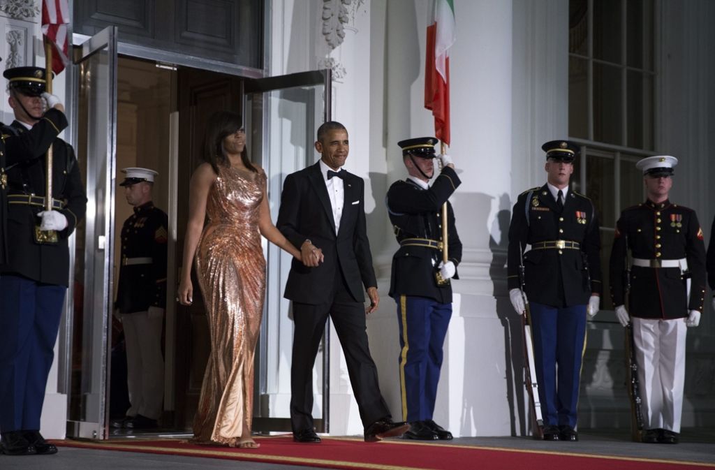 First Lady Michelle Obama und US-Präsident Barack Obama kommen nach draußen, um ihre Gäste zu begrüßen.