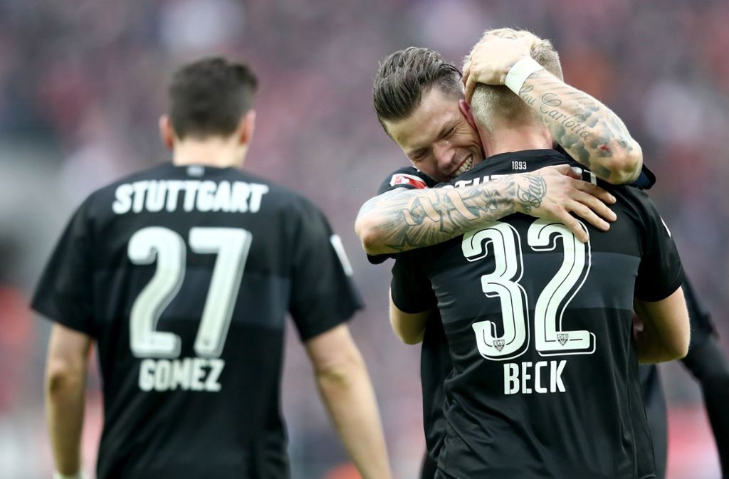 Daniel Ginczek herzt Siegtorschütze Andreas Beck. Der VfB siegt beim 1. FC Köln mit 3:2.