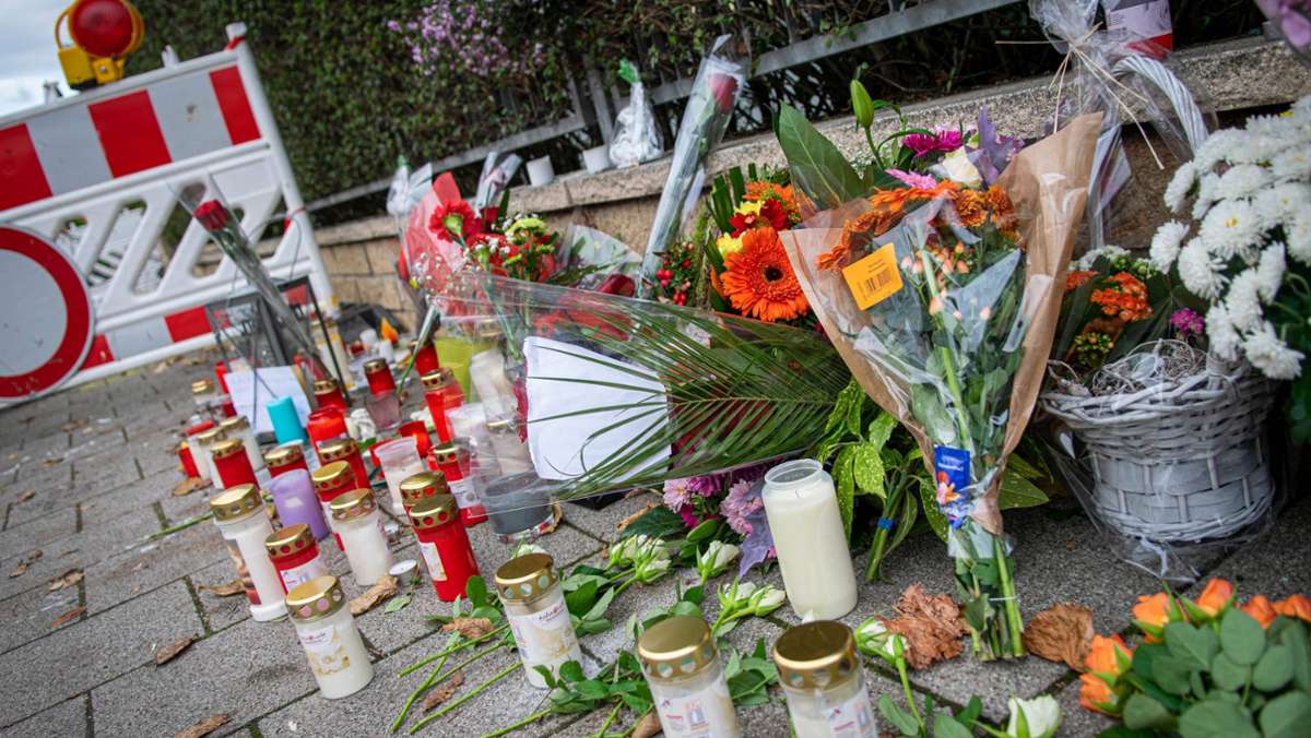  Das Amtsgericht in Ludwigsburg hat den 19-jährigen Verursacher des tödlichen Unfalls im November 2019 in Gerlingen verurteilt. Er ist demnach ein Einzelrennen gefahren, war „grob verkehrswidrig und rücksichtslos“. 