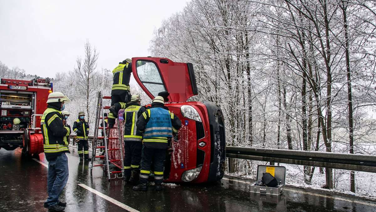 Unfall bei Renningen: Ein Transporter überschlägt sich