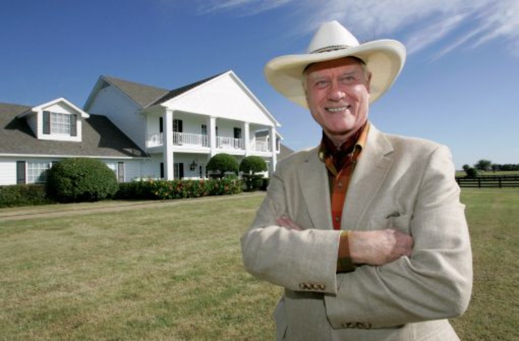 Larry Hagman vor der aus der Fernsehserie "Dallas" bekannten "Southfork Ranch". Foto aus dem Oktober 2008.