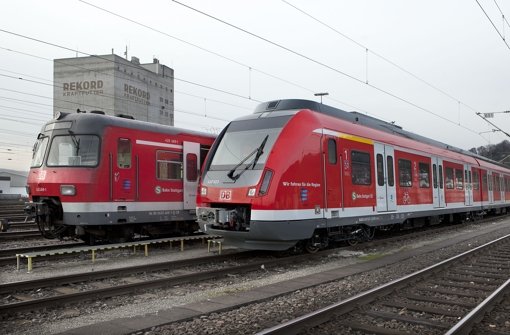 Links steht eine „betagter ET 420, rechts der neue  Typ 430, der nur nachts ohne Passagiere auf Testfahrten unterwegs sein darf. . Foto: Horst Rudel
