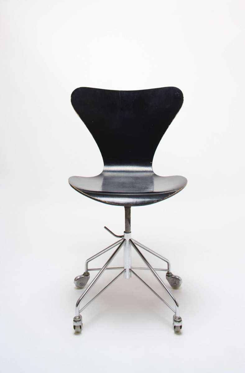 Den berühmten Stuhl von Arne Jacobsen der 7er Serie gibt es in diversen Ausführungen, auch mit Rollen fürs Büro. Der Stuhl wurde 1955 entworfen, produziert wird er von der Firma Fritz Hansen.