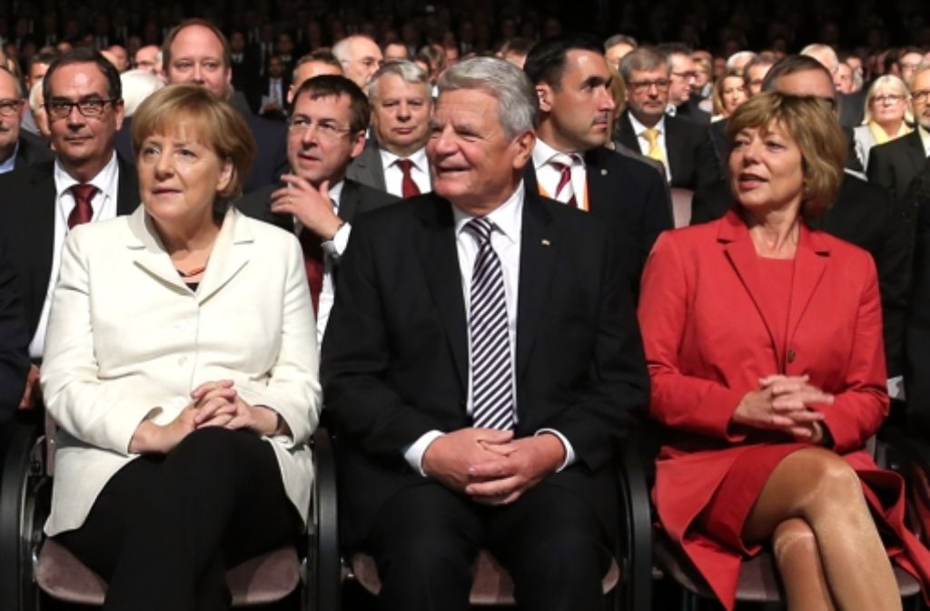 Joachim Gauck und Angela Merkel (l.) beim Festakt in Frankfurt.