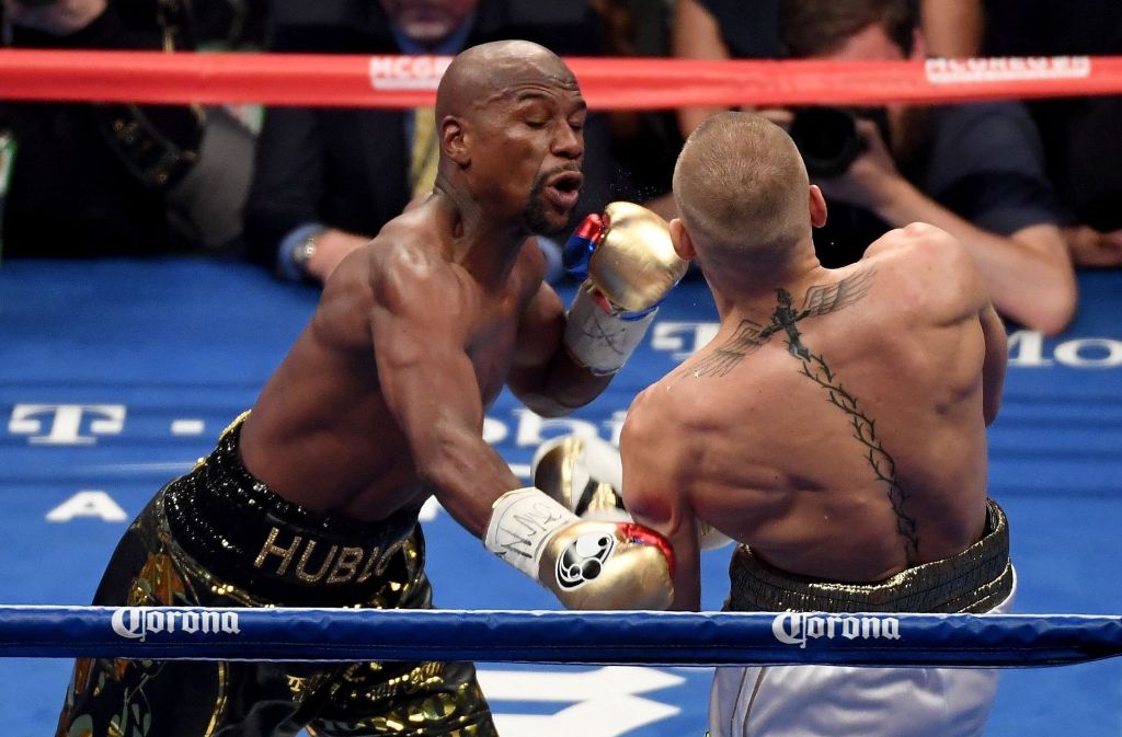 Der Schlag hat gesessen: Floyd Mayweather (links) besiegt Conor McGregor beim Mega-Kampf in Las Vegas.