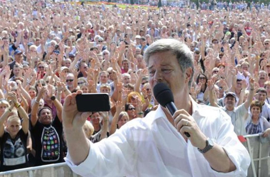 Selfie bei einer Veranstaltung mit Tausenden von Zuschauern.