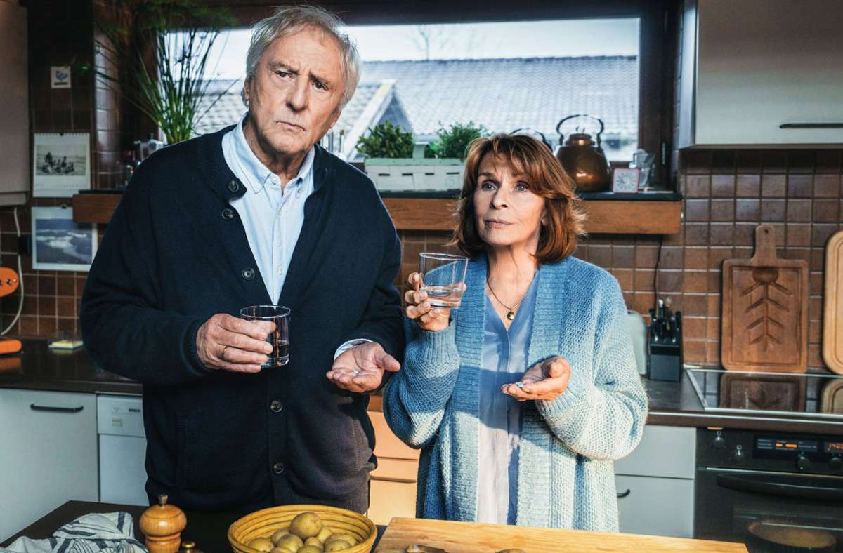 Günter (Günther Maria Halmer) und Marianne (Senta Berger) wollen ihren Erinnerungen mit einer Pille nachhelfen. Ob das klappt?