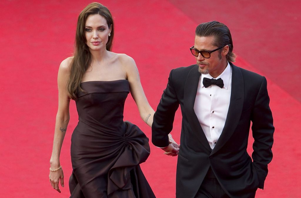 2013 erregt Jolie Aufsehen, als sie sich wegen Brustkrebs-Fällen in ihrer Familie vorsorglich beide Brüste amputieren lässt. Ihre Mutter war 2007 an Krebs gestorben, 2013 auch ihre Tante.