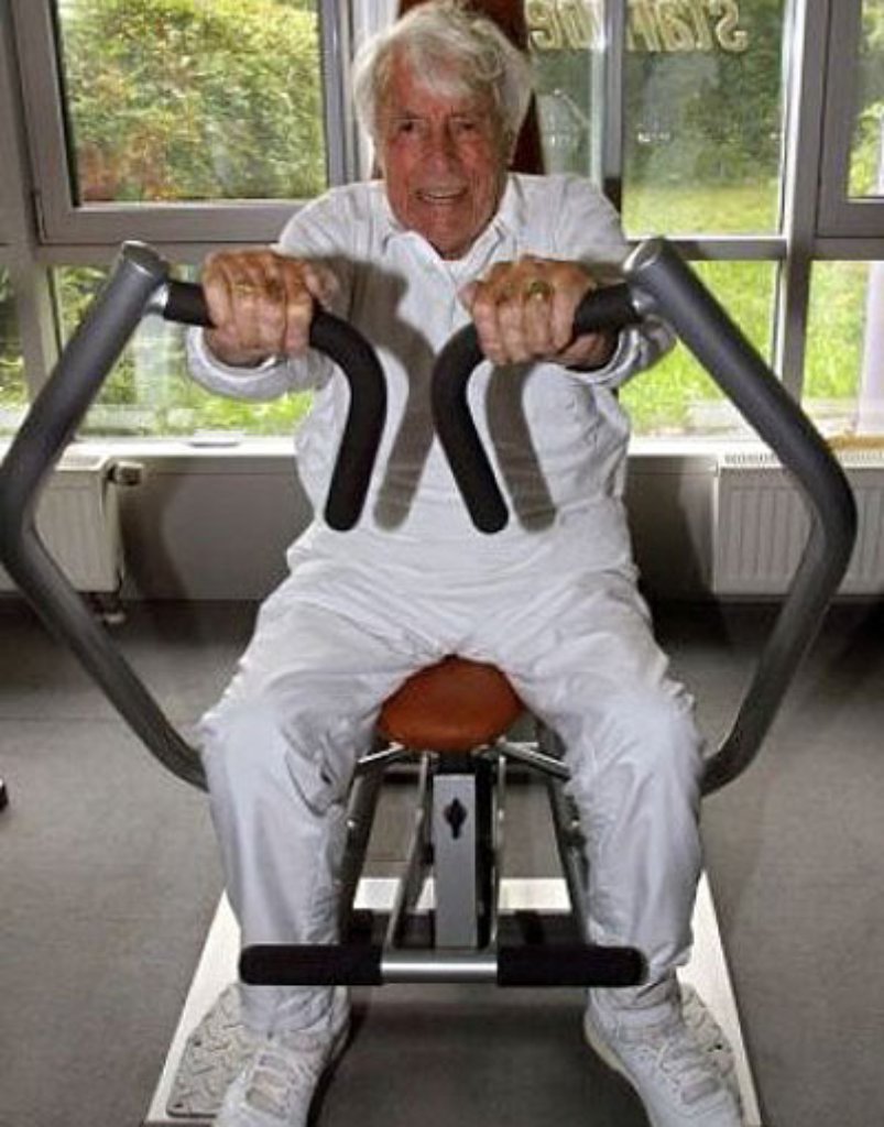 Um sich körperlich fit zu halten, trainierte Johannes Heesters im Fitness-Studio, wie hier im August 2004.