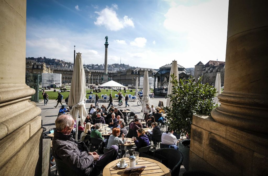 Auf dem Schlossplatz lässt sich die Sonne in Stuttgart bei einem leckeren Café oder Radler genießen.
