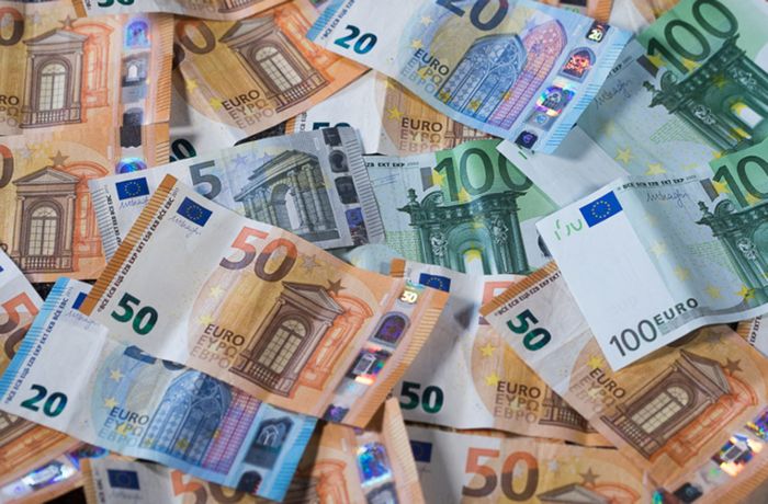 Mindestens 50 000 Euro in Geldscheinen wehen aus Hochhaus