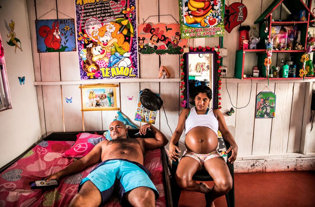 Catalina Martin-Chico zeigt die schwangere Yorladis und ihren Partner in ihrer Unterkunft in einem Flüchtlingslager von Colinas.