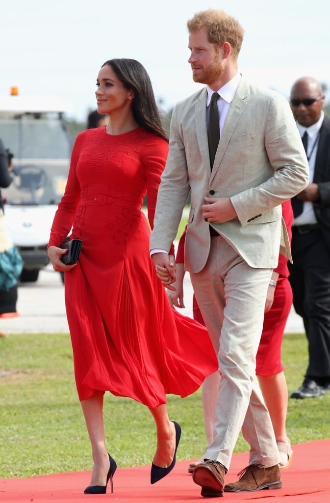 Look 15: Knallerauftritt in Signalfarbe – die Herzogin entsteigt dem Flugzeug in einem roten Tageskleid, passend zu Tongas Flagge.