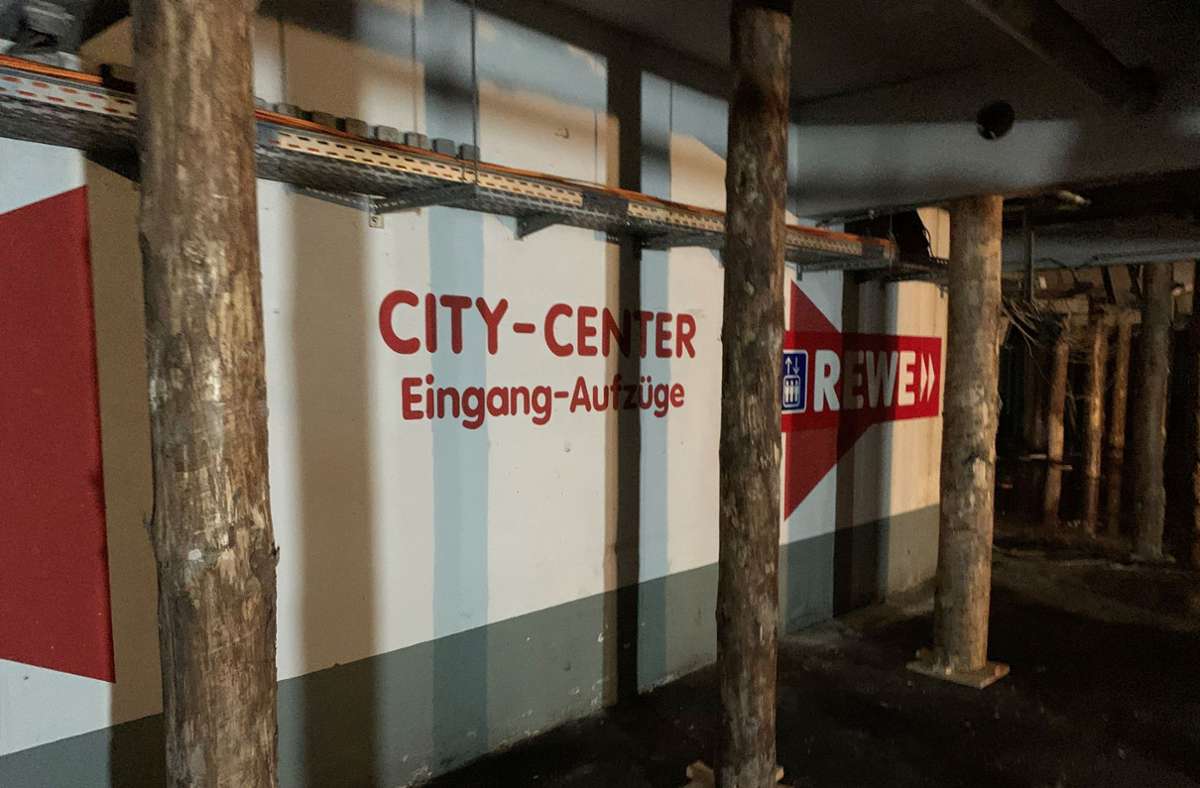 Zum Schluss musste die City-Center-Tiefgarage mit Baumstämmen abgestützt werden. Die Szenerie glich einem unterirdischen Wald.