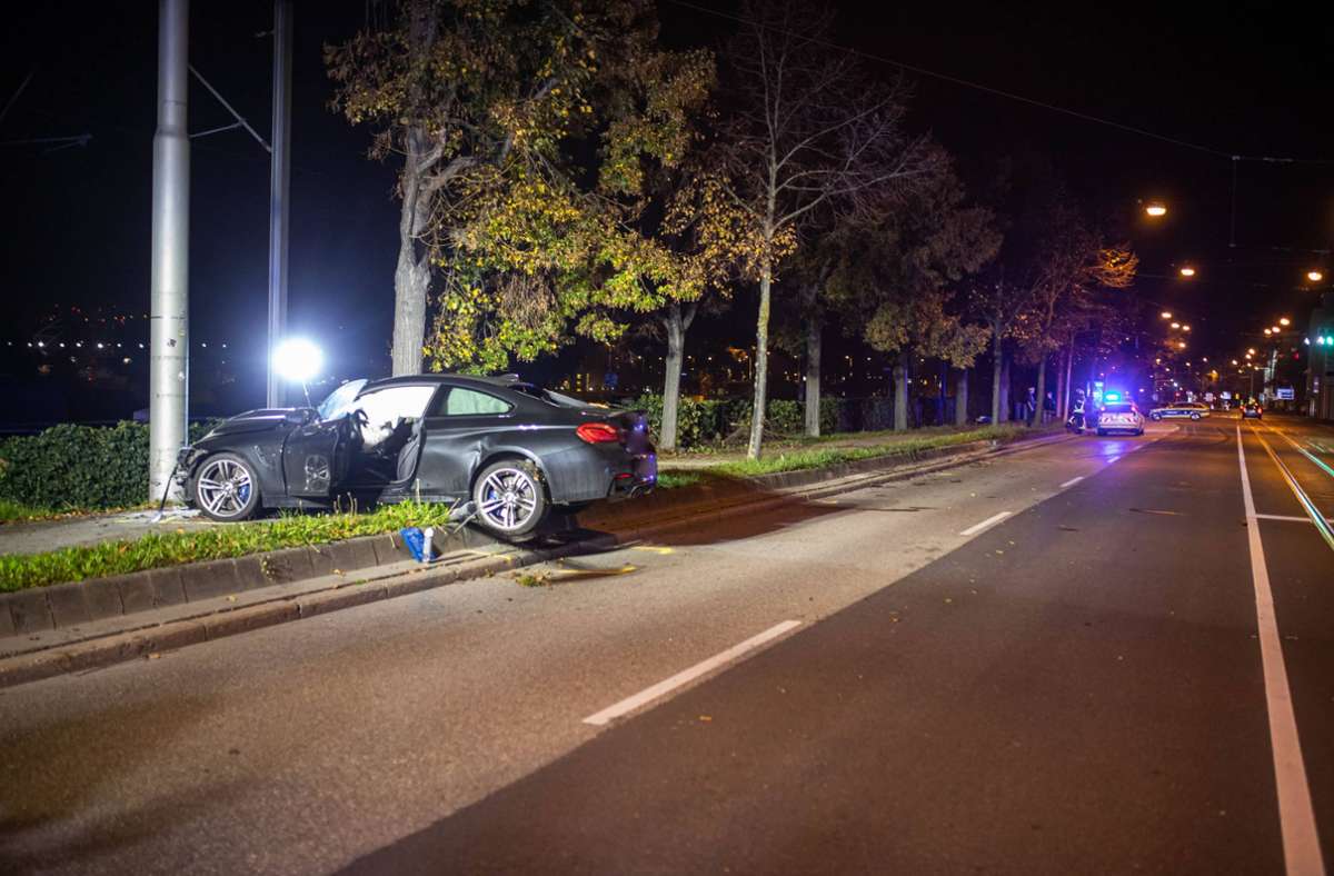 Der 20-jährige BMW-Fahrer sowie sein 23 Jahre alter Beifahrer wurden bei dem Unfall leicht verletzt.