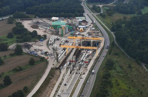 Die Unterbrechung der Rheintalbahn bei Rastatt infolge des Tunnelbaus hat weitreichende Folgen für den Lastwagen-Verkehr zwischen Deutschland und der Schweiz. Foto: dpa