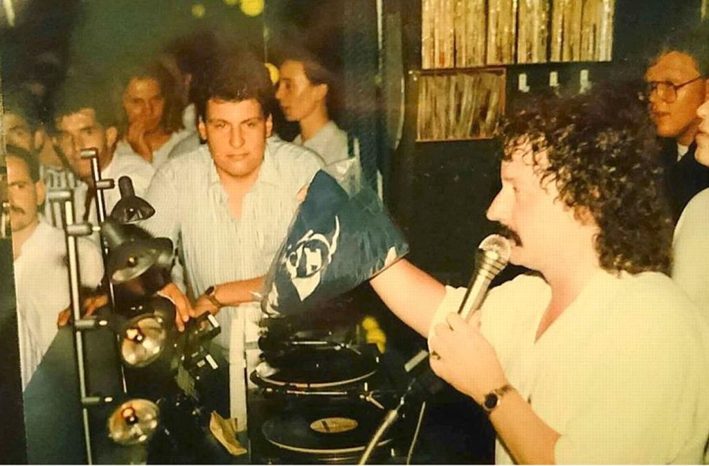 Werner „Sloggi“ Find (am Mikro) im Jahr 1987 beim zehnten Geburtstag seiner Disco Boa. Rechts im Hintergrund: DJ Uwe Sontheimer.
