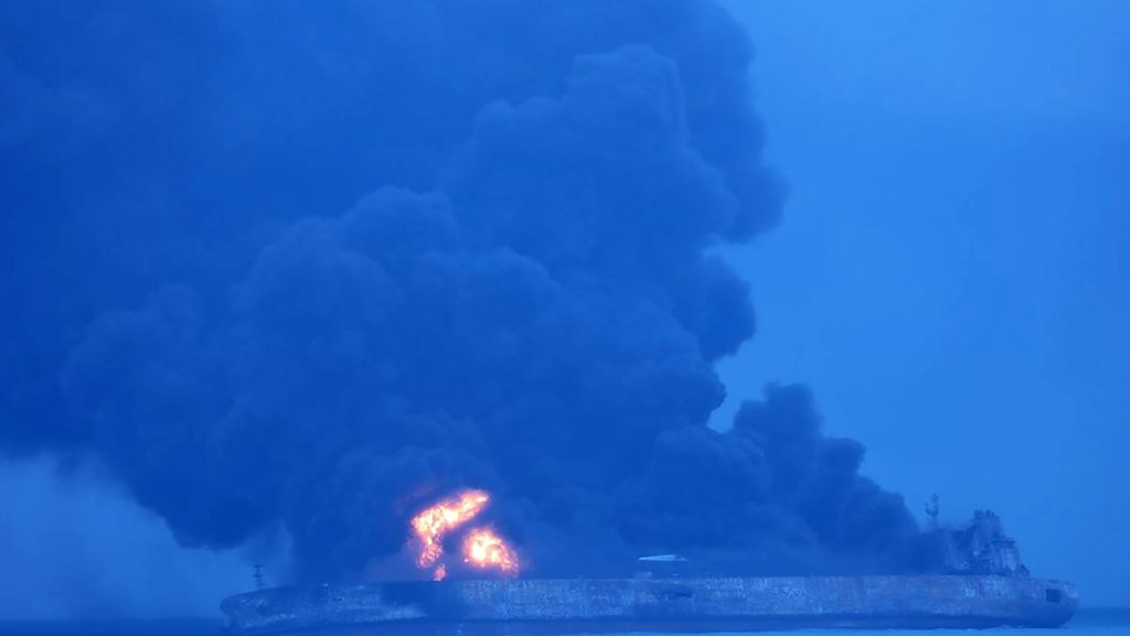 Küste vor China: Brennender Öltanker könnte explodieren