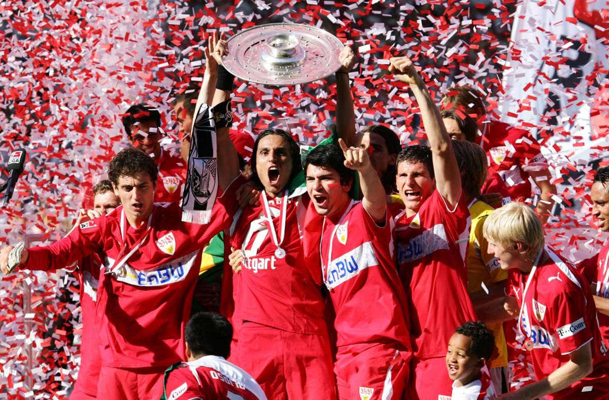 Übrigens: Das letzte Mal, dass der VfB ganz alleine an der Tabellenspitze stand (so wie nach dem ersten Spieltag der neuen Saison), war am 19. Mai 2007, als auf den 2:1-Sieg gegen Energie Cottbus die große Meisterfeier folgte.