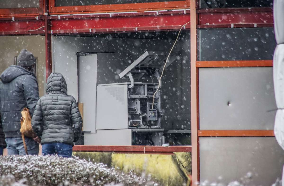 Am Freitagmorgen gegen 5 Uhr haben Unbekannte in Gärtringen einen Geldautomaten in die Luft gesprengt.
