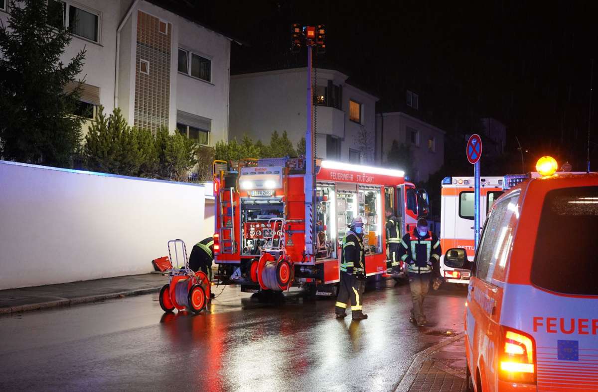 Feuerwehrleute entdeckten die tote 89-Jährigen in ihrer Wohnung in Stuttgart-Nord. (Archivbild) Foto: Andreas Rosar/Fotoagentur-Stuttgart