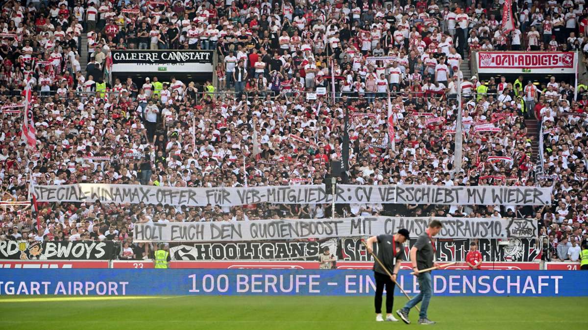 Die Fanproteste rund um den vereinspolitischen Machtkampf beim VfB Stuttgart reißen nicht ab: Auch vor dem Spiel gegen Eintracht Frankfurt hielten die Stuttgarter Fans Banner mit Parolen hoch.