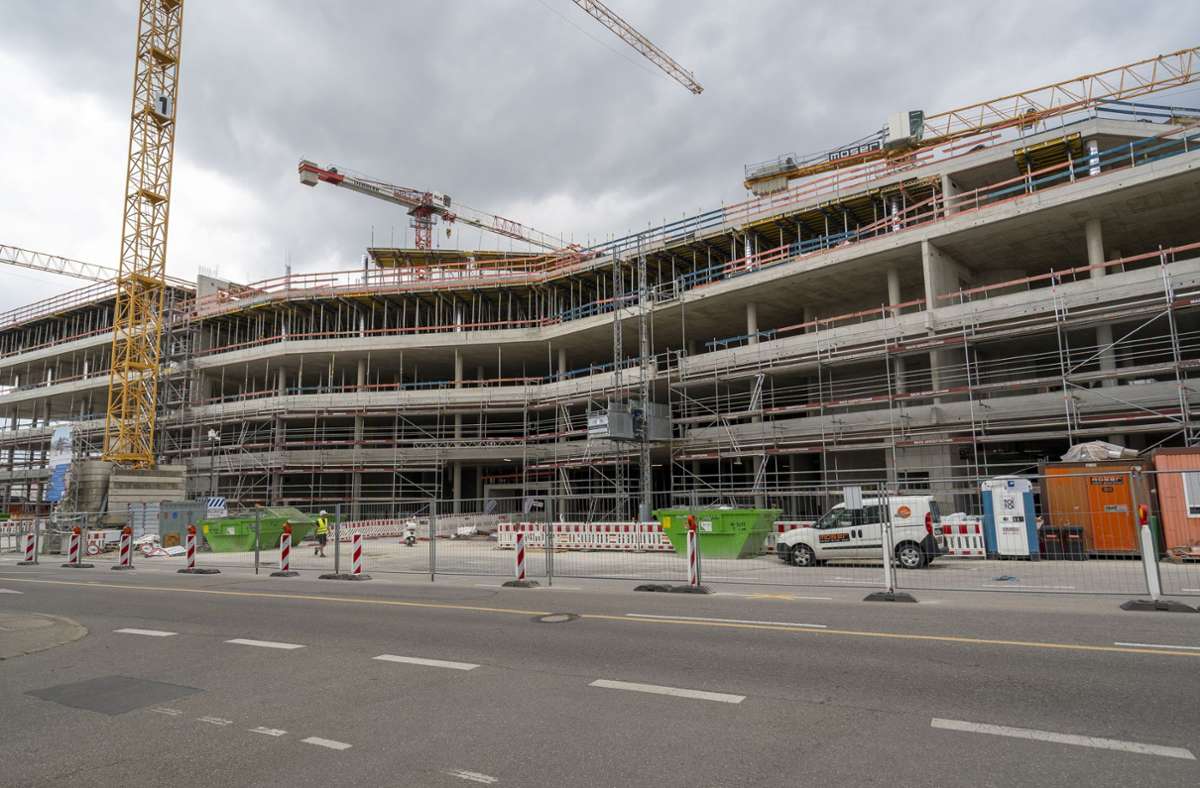 Der Bosch-Neubau im Leonberger Zentrum wächst und wächst. Foto: Jürgen Bach