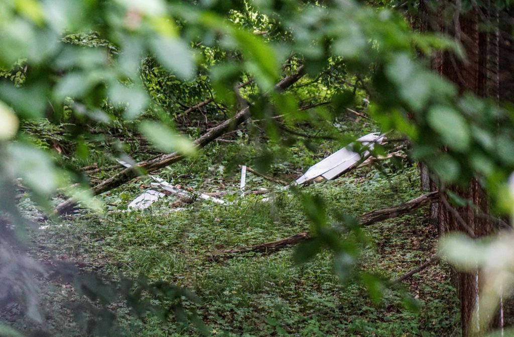Der Flieger war am Sonntagnachmittag kurz nach dem Start vom Flugplatz Hahnweide in ein nahe gelegenes Waldgebiet gestürzt.