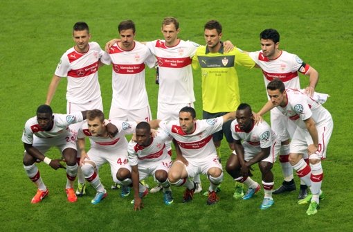 Entschlossene Gesichter: die VfB-Mannschaft vor dem Anpfiff Foto: dpa