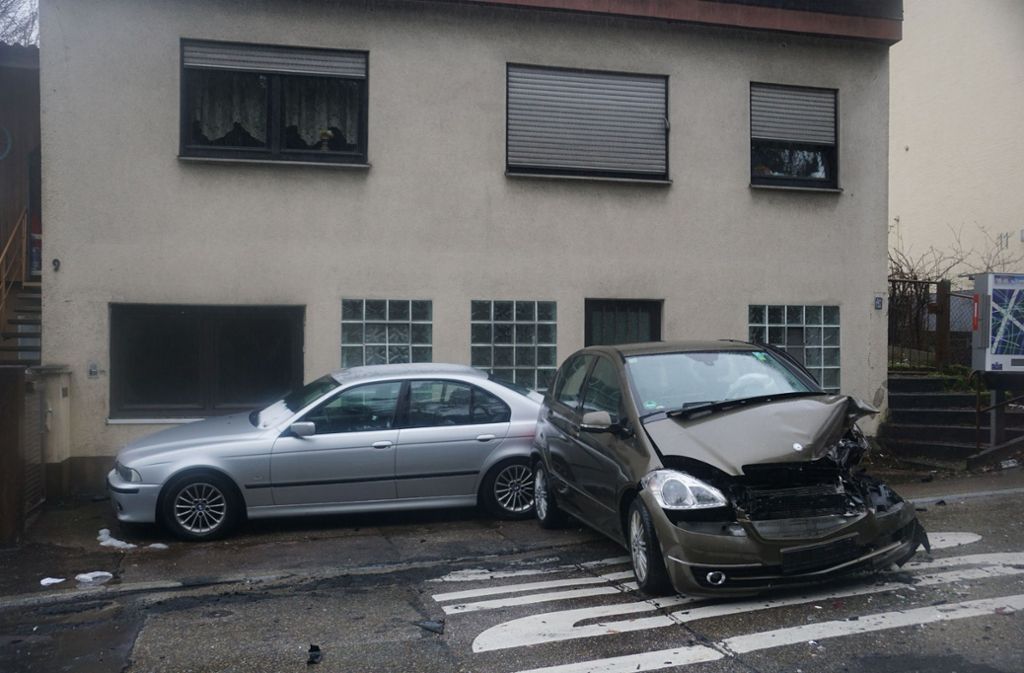 Der Mercedes wurde duch die Wucht des Aufpralls auf einen geparkten BMW geschleudert.