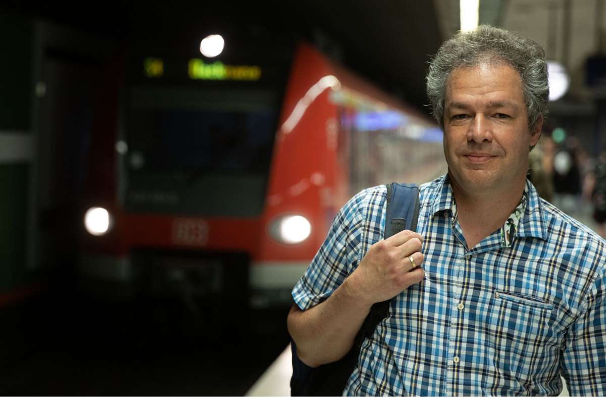 Liest und entspannt in der S-Bahn: Michael Fritsch aus Schorndorf