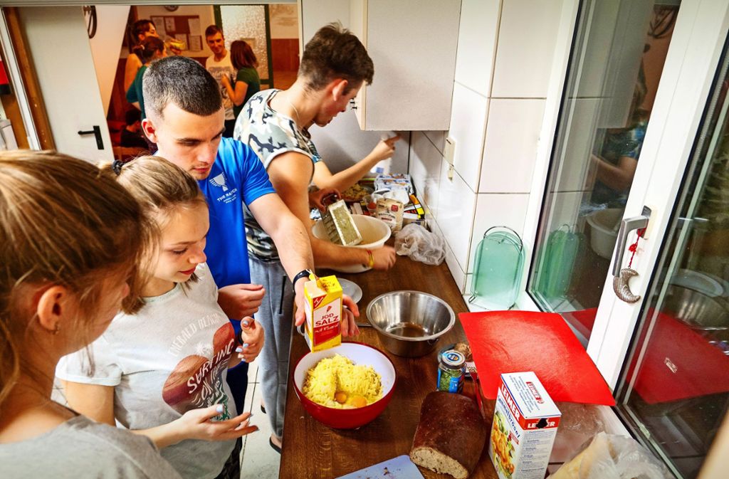 In ihrer Heimat in Weißrussland bauten sie Häuser für Strahlenopfer. In Ehningen kochen die freiwilligen Helfer Foto: factum/Andreas Weise